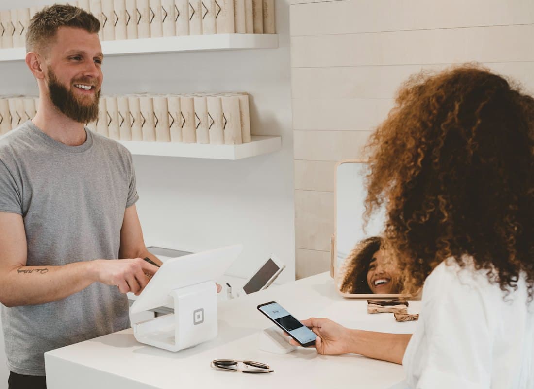 Cliente pagando su pedido con el celular en el mostrador